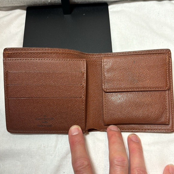 Louis Vuitton Monogrammed bi-fold wallet - Picture 3 of 13